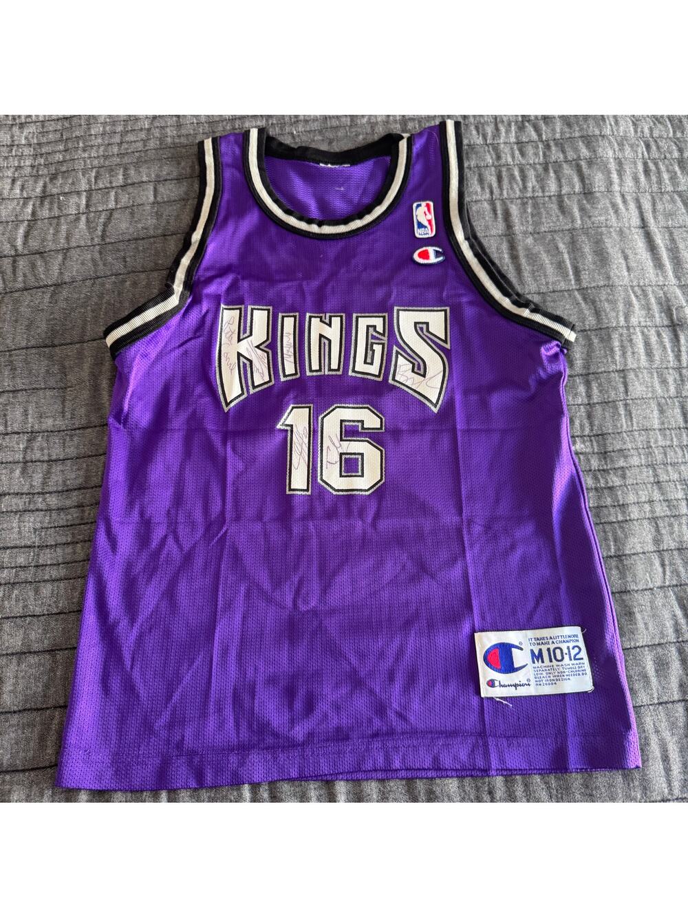 Autographed Mike Bibby + Team 2002-2003 NBA Sacramento Kings Jersey JSA LOA